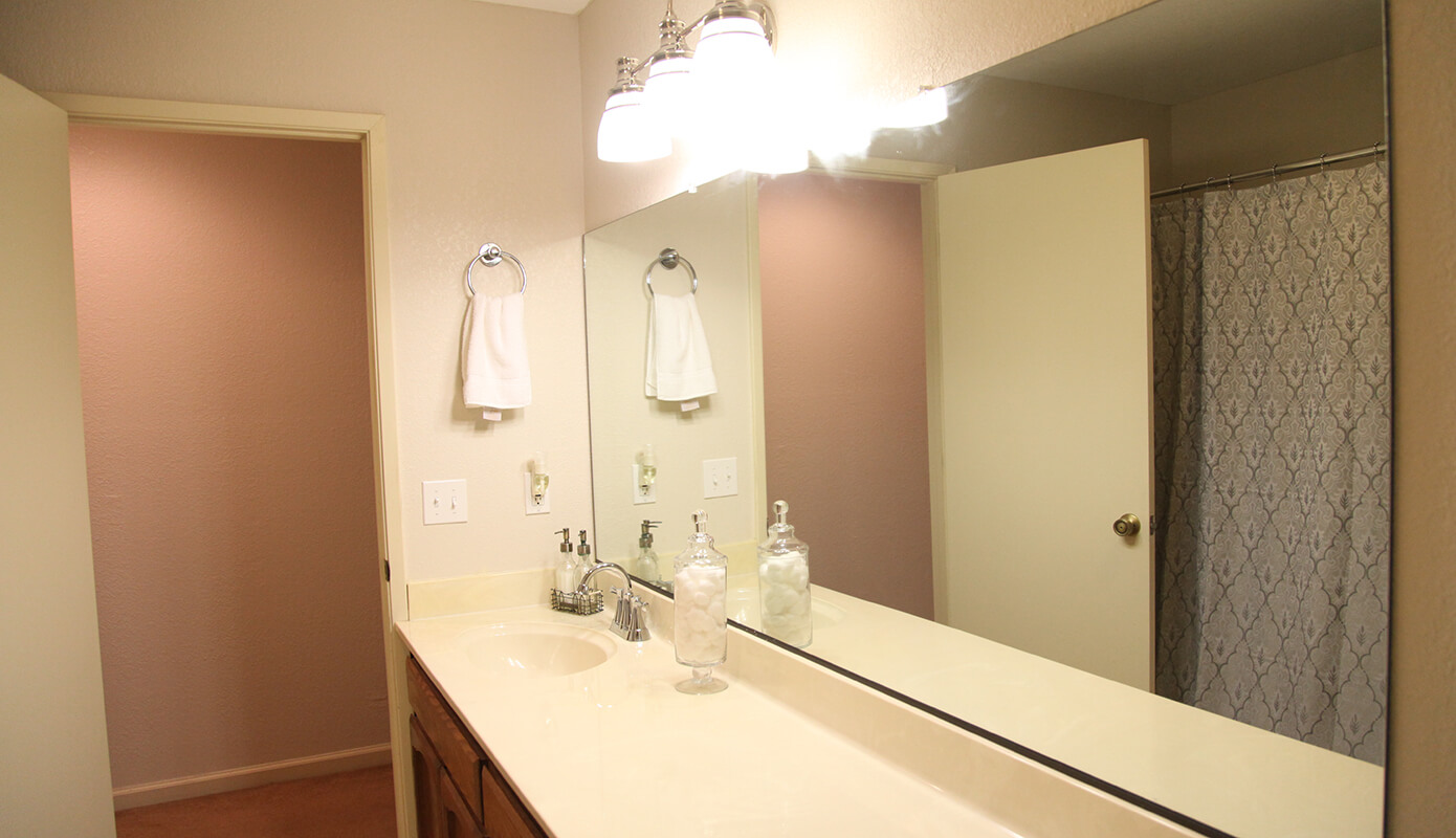 Guest Bathroom - Before