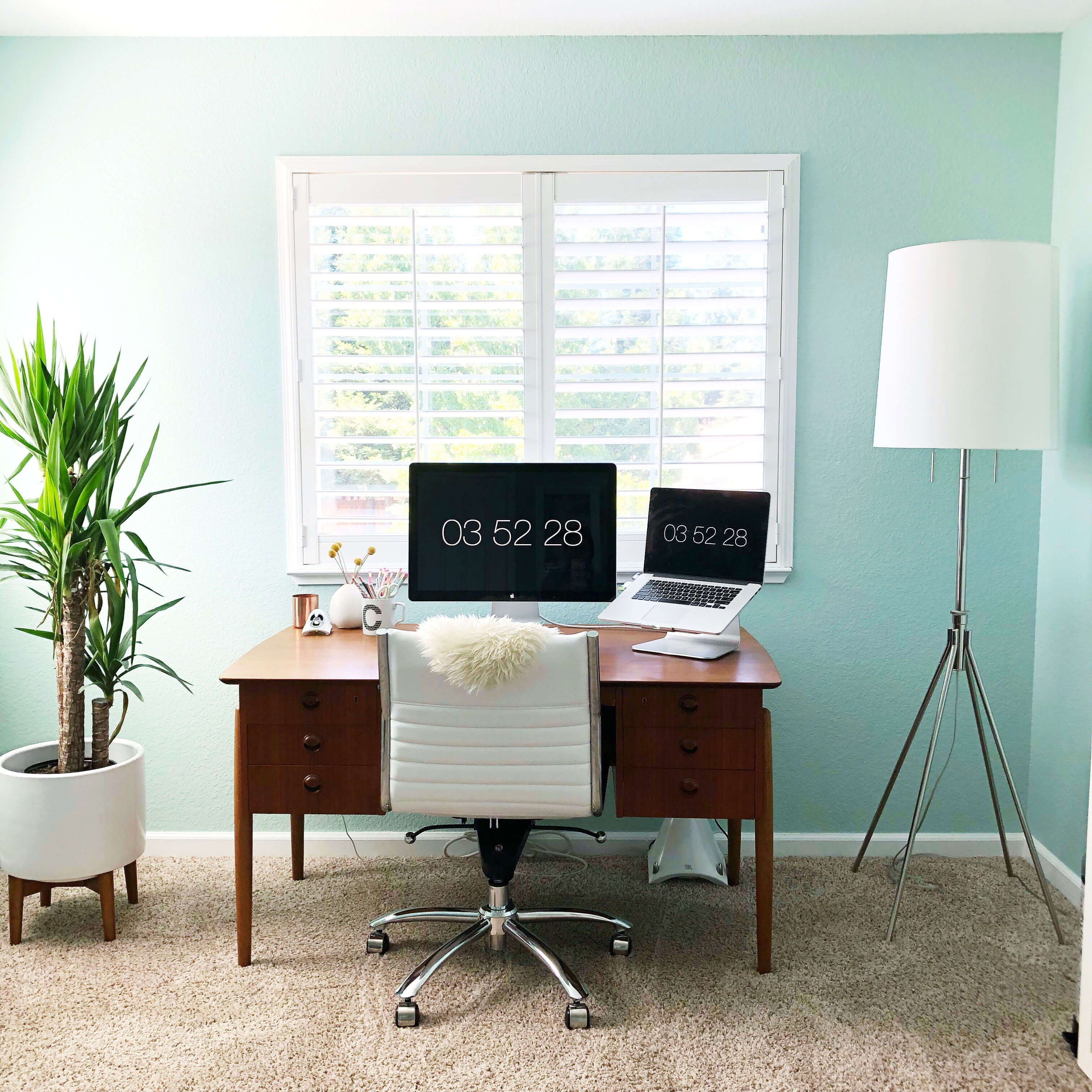 The Lovely Geek Design Studio #thelovelygeek #homeoffice #ideas #design #decor #inspiration #guestroom